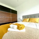 Casa Iroko - A Modern Villa, With Private Pool, In A Quiet Area 别墅 Nadadouro