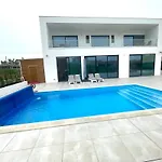 Casa Iroko - A Modern Villa, With Private Pool, In A Quiet Area 别墅 *