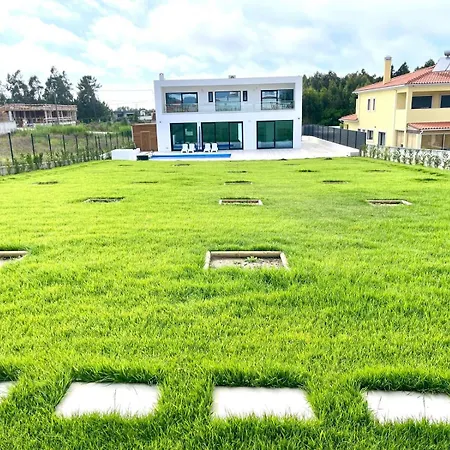 Casa Iroko - A Modern Villa, With Private Pool, In A Quiet Area Вилла Nadadouro